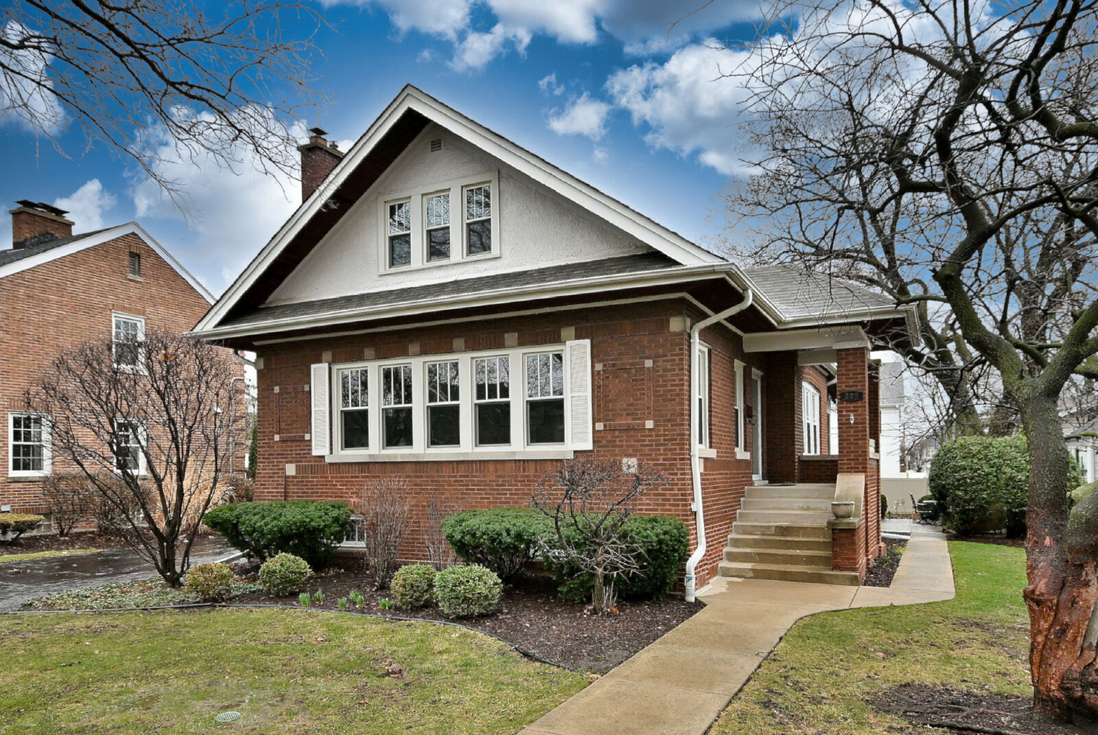 Property Photo:  225 S Fairview Avenue  IL 60126 