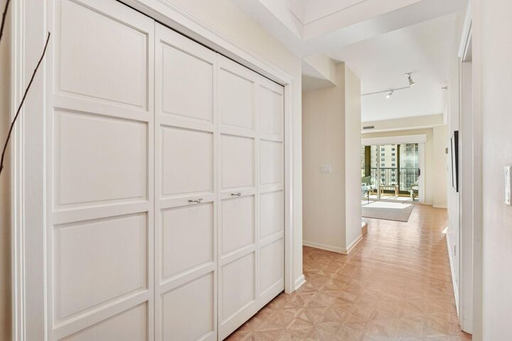 Property Photo:  1235 Yale Place 1505  MN 55403 