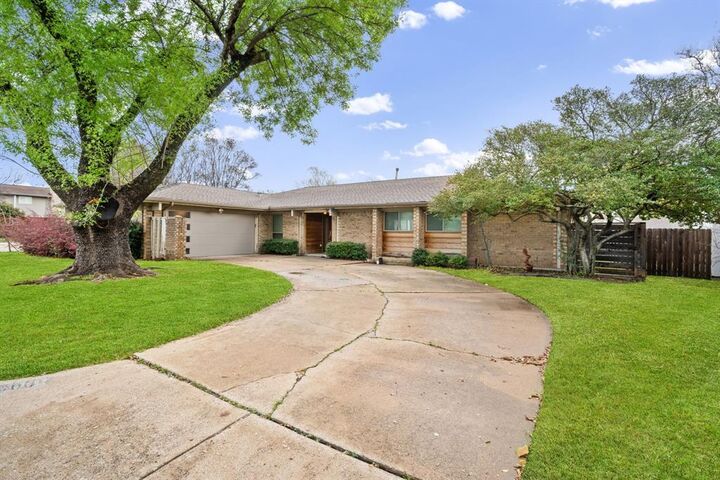 Property Photo: 15606 Kingscrest Circle TX 75248