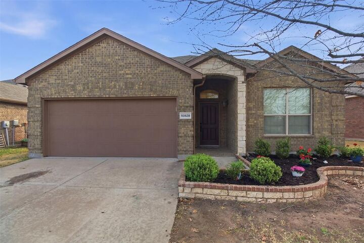 Property Photo:  10928 Middleglen Road  TX 76052 