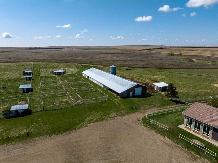 Property Photo:  185038 Range Road 241  AB T0L 1L0 