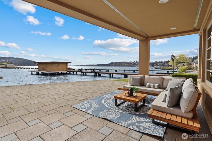 Property Photo:  4701 NE Shore Place  WA 98155 