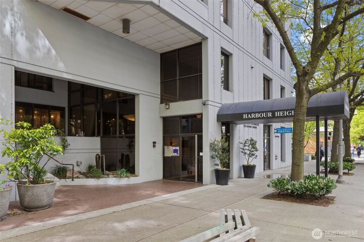 Property Photo: 2621 2nd Ave 1601 WA 98121