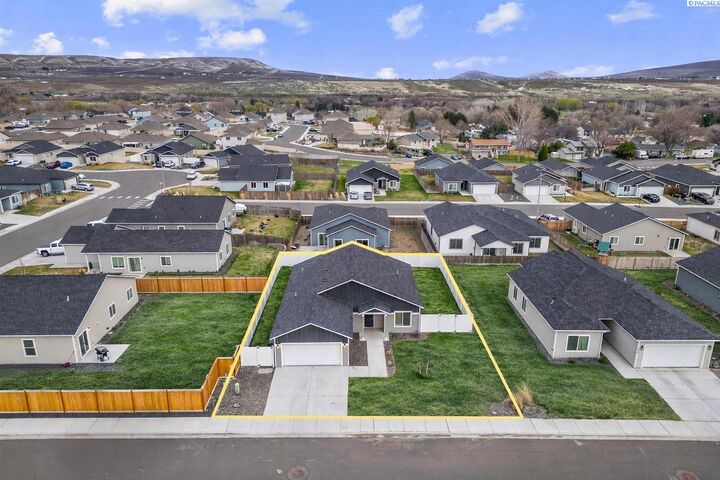 Property Photo:  1344 14th St  WA 99320 