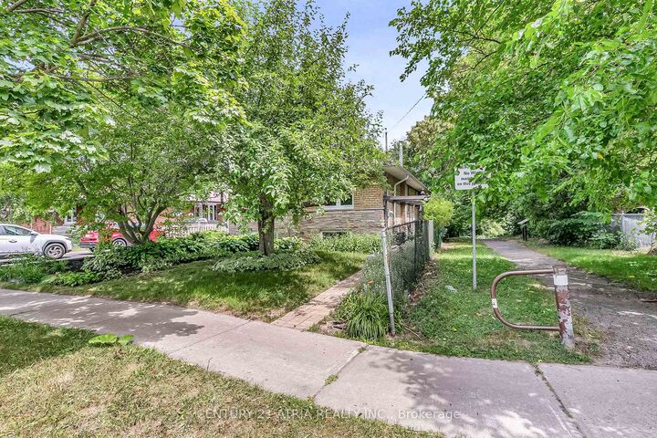 Photo de la propriété:  133 Birkdale Road S  ON M1P 3R7 