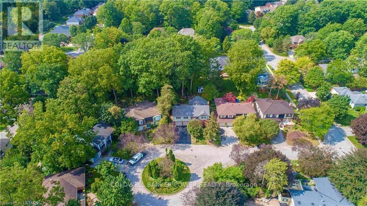 Property Photo: 32 Conifer Court ON N6K 2X4