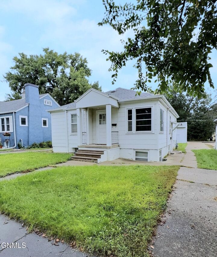Property Photo: 1015 N 9th Street ND 58501