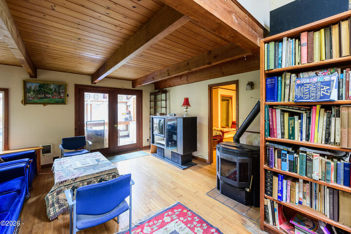 Property Photo: 1377 Moonshine Park Road OR 97357