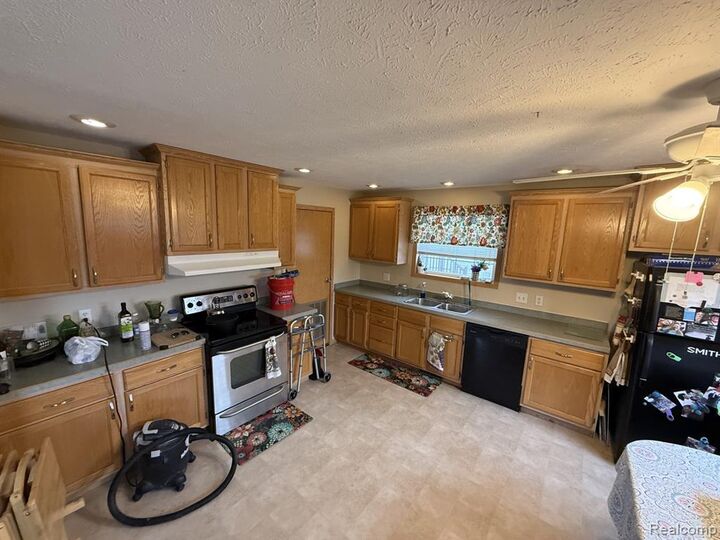 Property Photo:  11224 Nearbrook Court  MI 48178 6638 