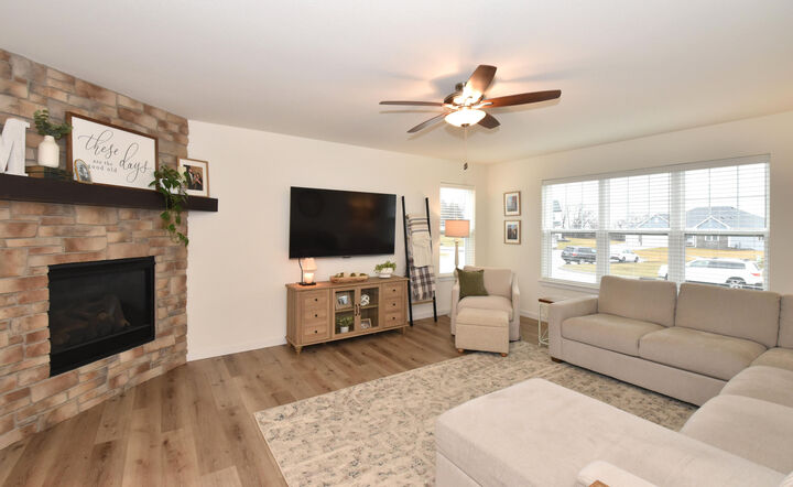 Property Photo:  1870 Nottingham Dr  WI 53182 