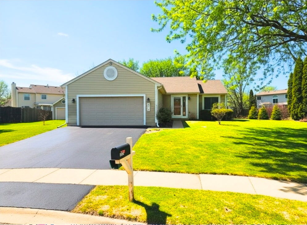 Property Photo:  2212 Oak Leaf Court  IL 60046 