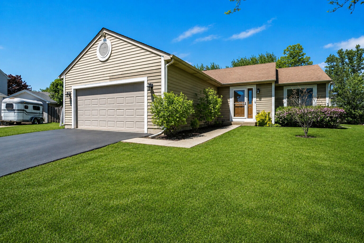 Property Photo:  2212 Oak Leaf Court  IL 60046 