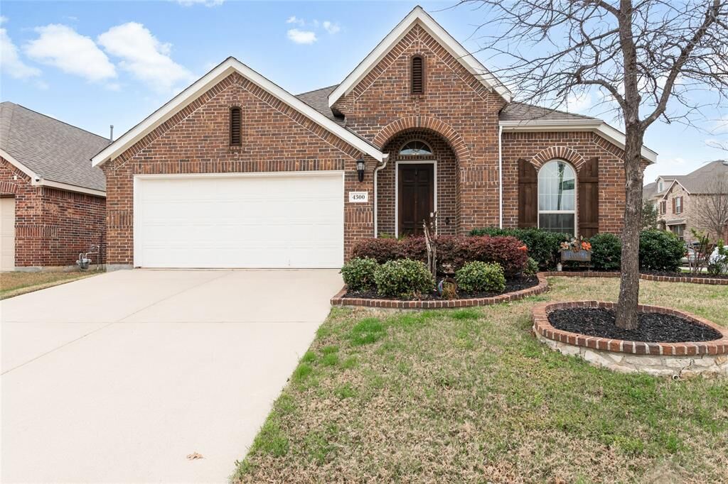 Property Photo: 4300 Old Grove Way TX 76244