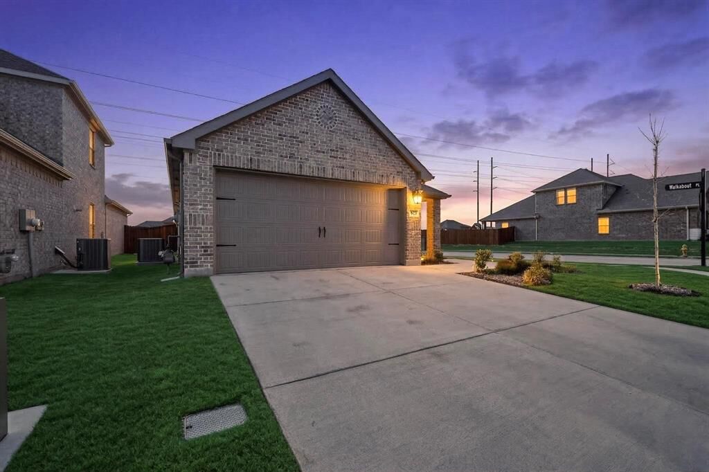 Property Photo:  621 Cherish Day Drive  TX 75166 