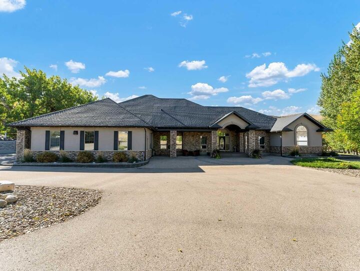 Property Photo: 29 Sunvalley Court SW AB T0J 2P0