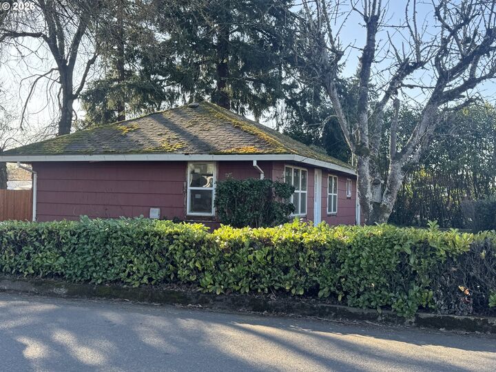 Property Photo: 211 Sherman St OR 97101