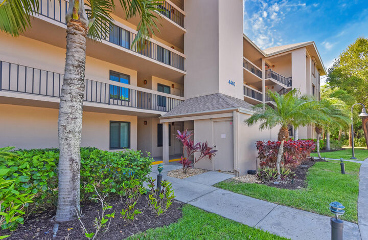 Property Photo:  4440 NE Sandpebble Trace 104  FL 34996 