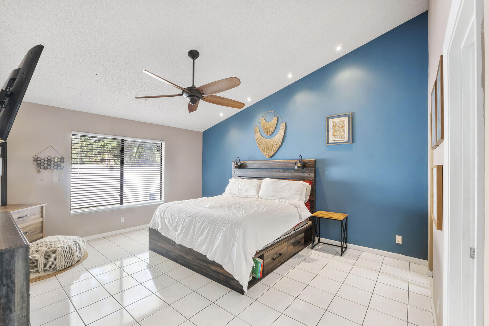 Property Photo:  7259 Papaya Way  FL 33321 