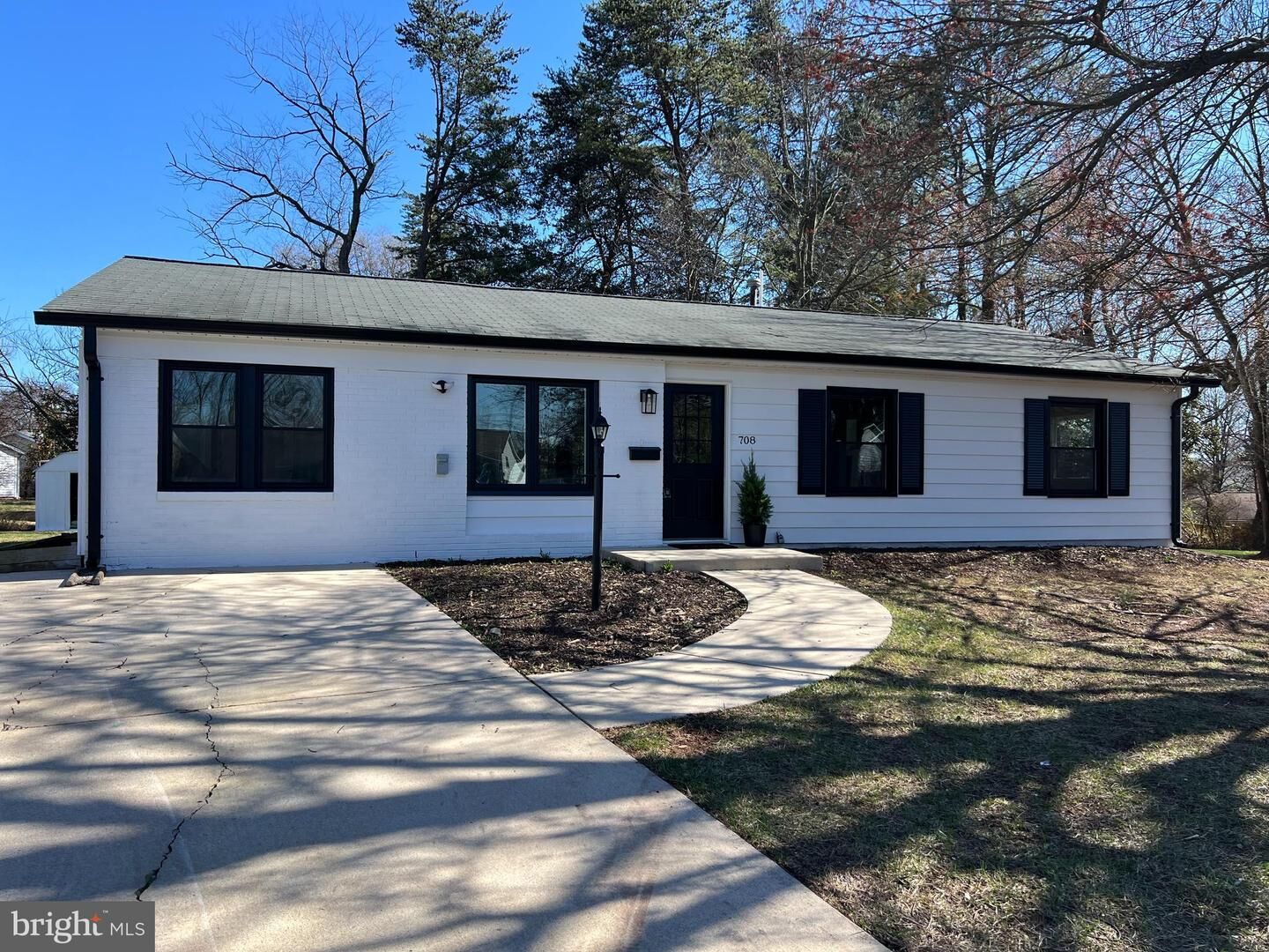 Property Photo:  708 W Jasper Court  VA 20164 