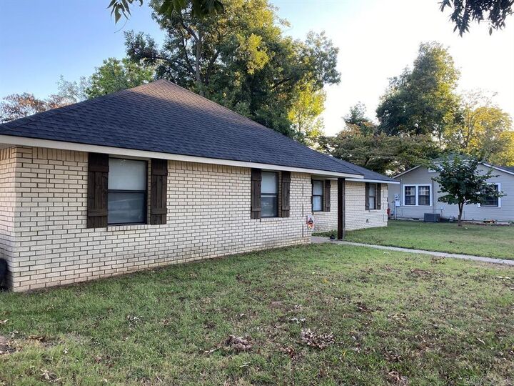 Property Photo:  307-309 Market Street  AR 72834 