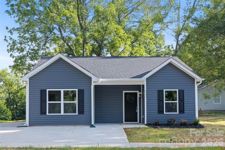 Property Photo: 6924 Ridge Lane Road NC 28262