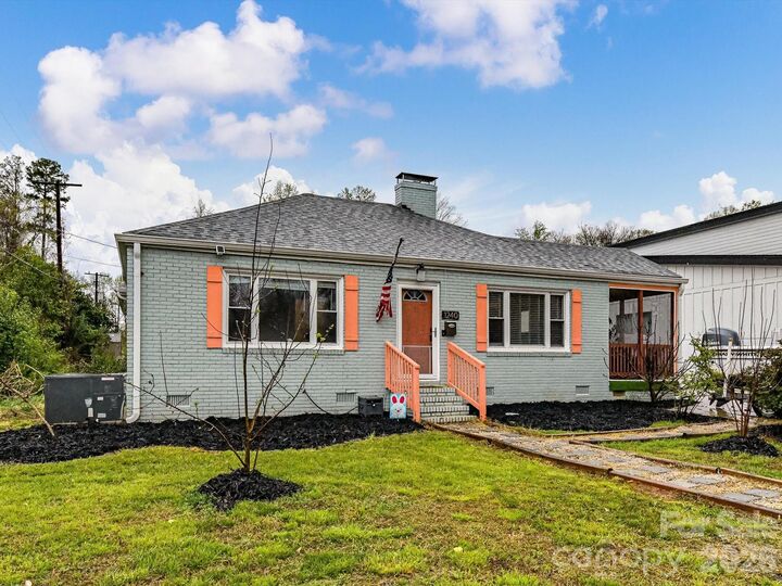 Property Photo: 1240 Skyview Road NC 28208