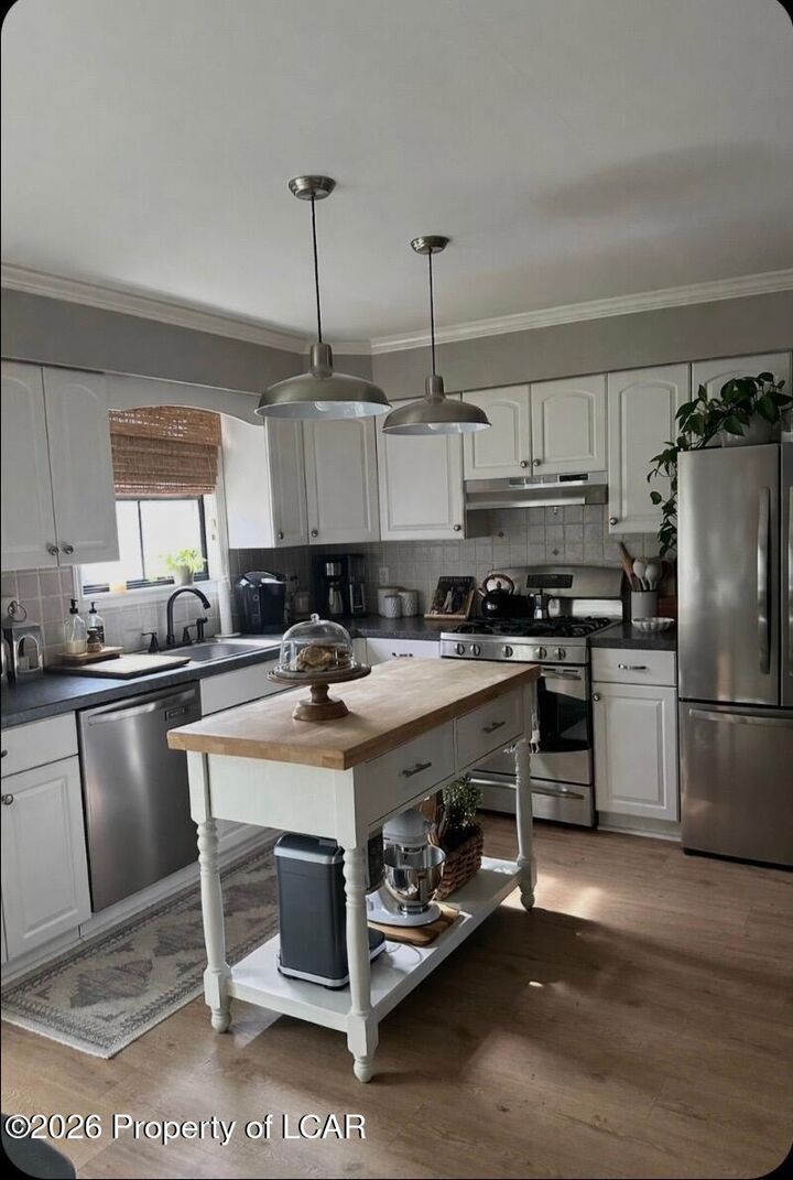 Property Photo:  414 Daisy Court  PA 18643 