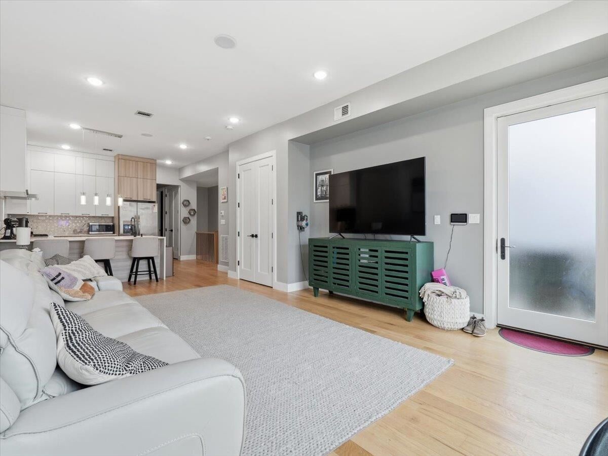 Property Photo:  19 Eastern Parkway 1  NJ 07305 