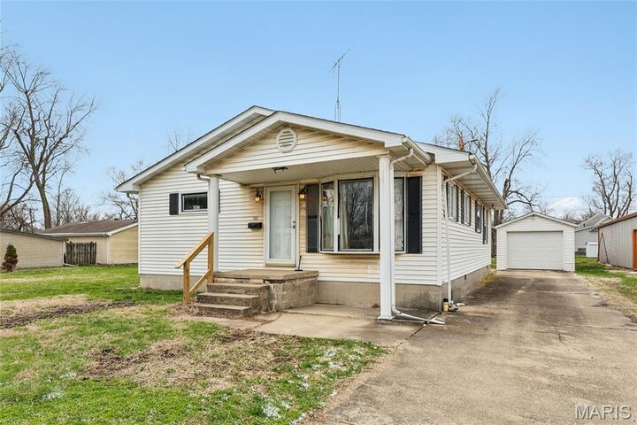 Property Photo:  301 S Clinton Street  IL 62056 