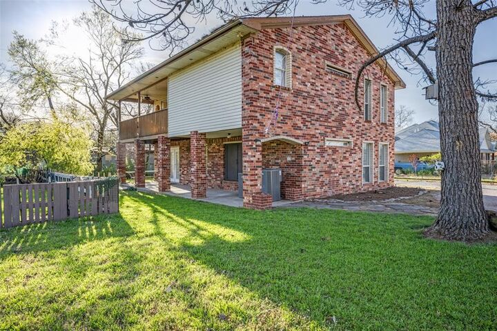 Property Photo:  812 Driftwood Drive  TX 76208 