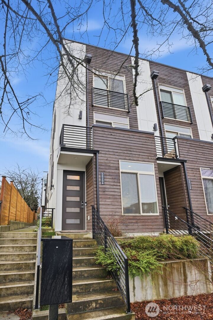 Property Photo: 5620 California Avenue SW A WA 98136