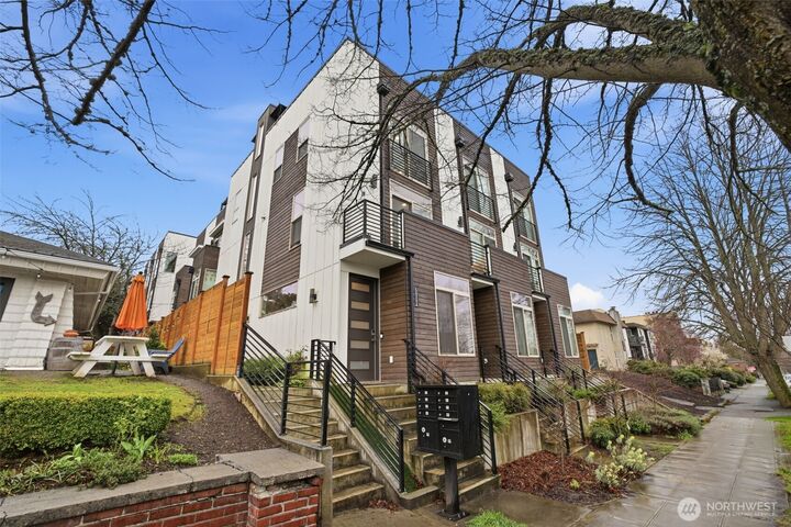 Property Photo:  5620  California Avenue SW A  WA 98136 