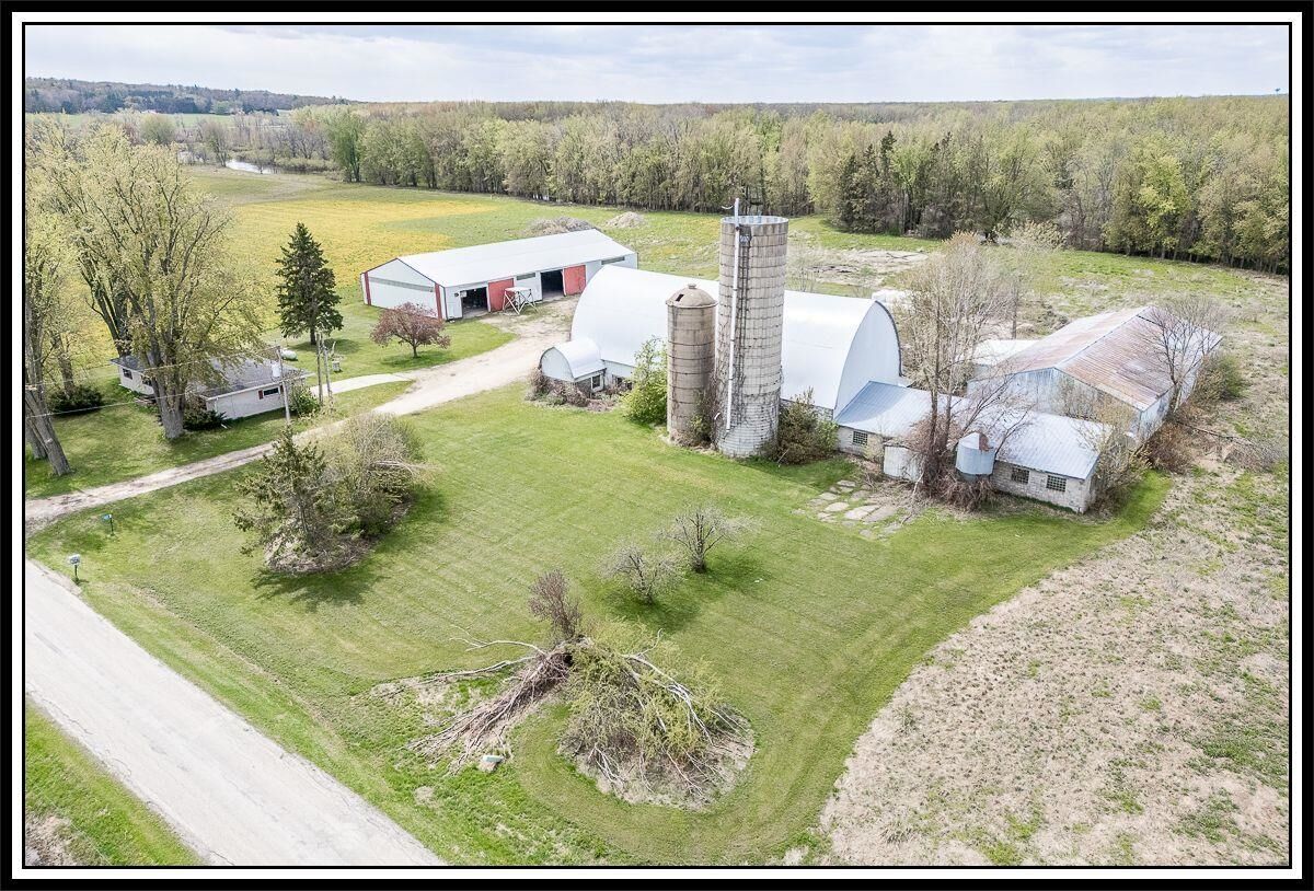 Property Photo:  N5201 Lower Road  WI 54170-9132 