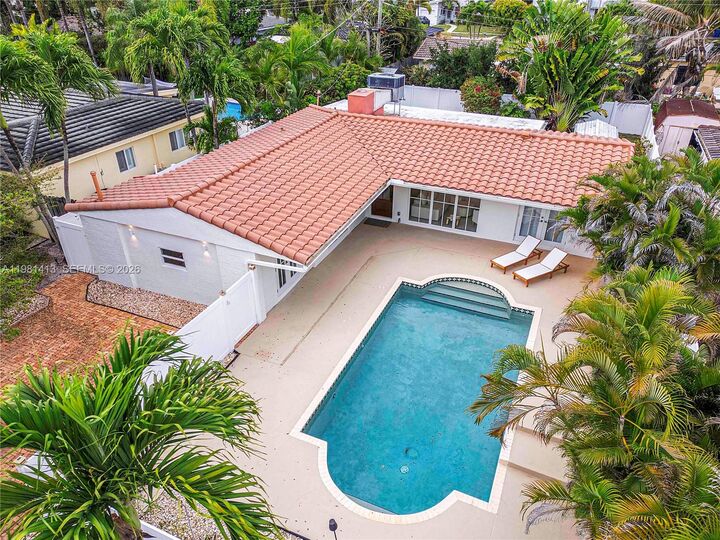 Property Photo:  1801 NE 20th St  FL 33305 