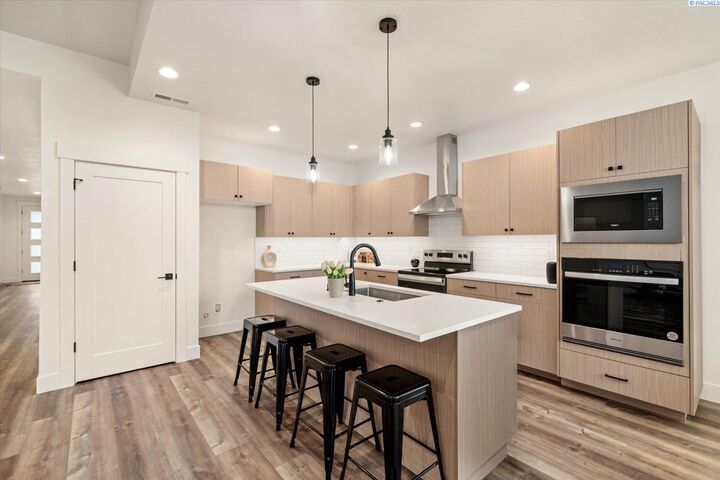 Property Photo: 1102 Fairhaven Loop 34 WA 99352