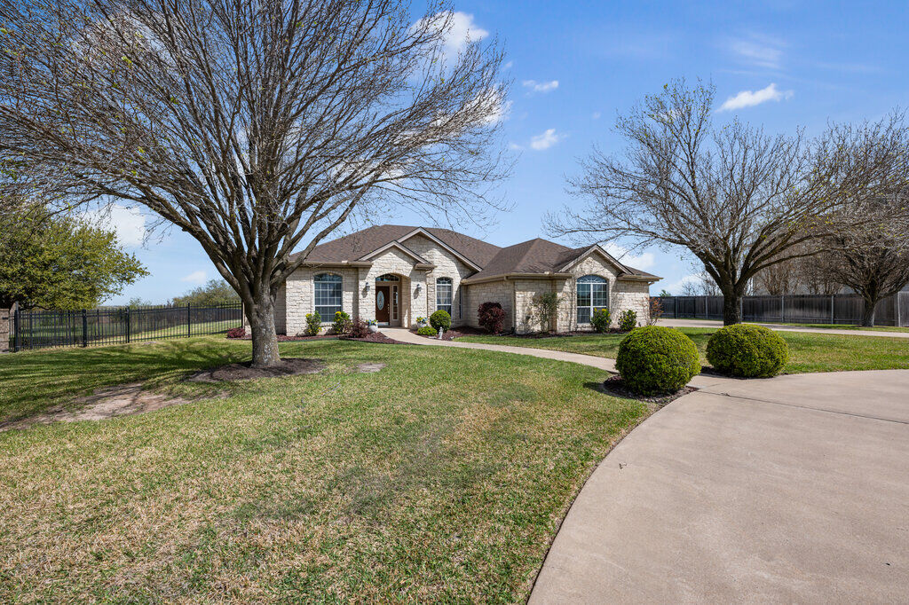 Property Photo:  117 S Sentry Point  TX 78634 