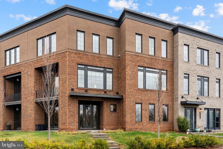 Property Photo: 23132 Brooksbank Square VA 20148