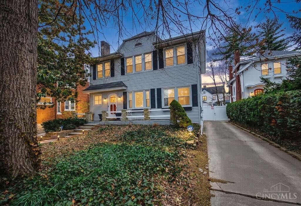 Property Photo:  2913 Madison Road  OH 45209 