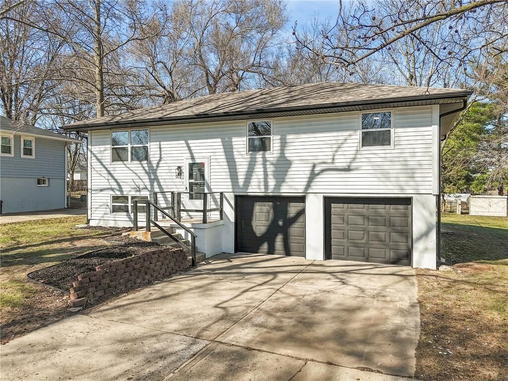 Property Photo:  901 SW Speas Drive  MO 64014 