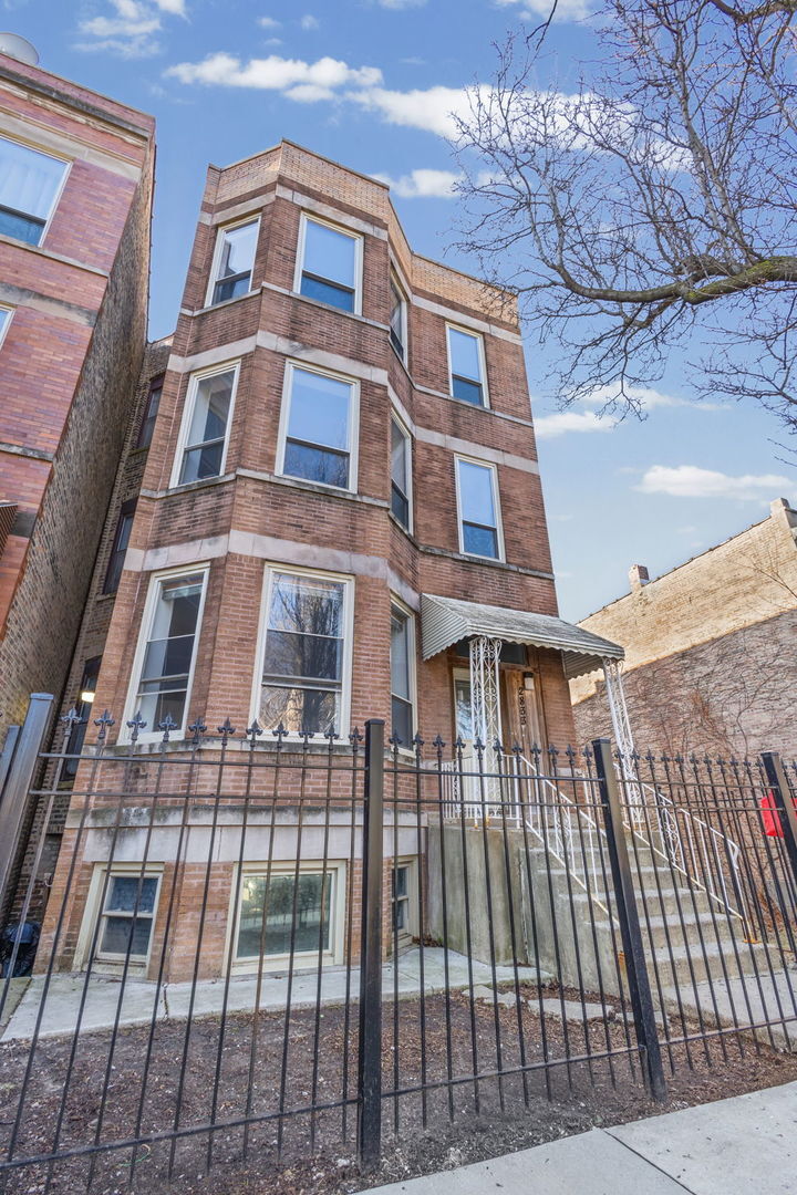 Property Photo: 2833 W Polk Street IL 60612