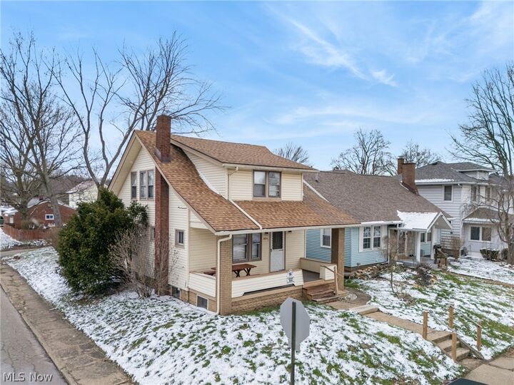 Property Photo:  804 NE Medill Avenue NE  OH 44646 