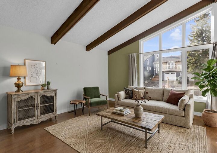 Property Photo: 15 Beaconsfield Place NW AB T3K 1W8