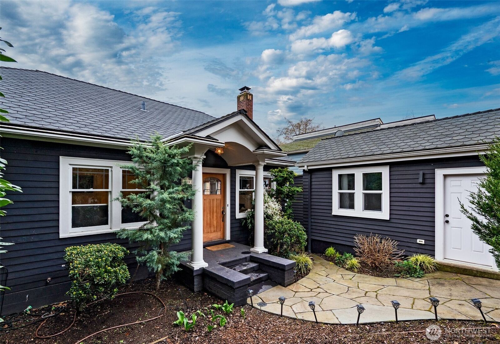 Property Photo:  900 W Emerson Street  WA 98119 