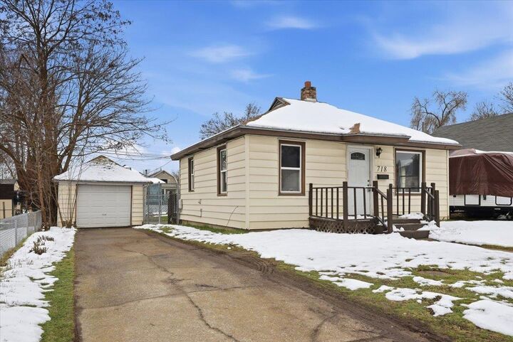 Property Photo:  718 E Queen Ave  WA 99207 