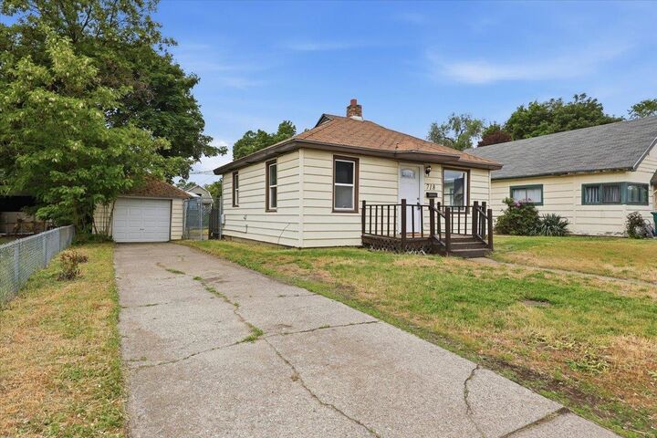 Property Photo:  718 E Queen Ave  WA 99207 