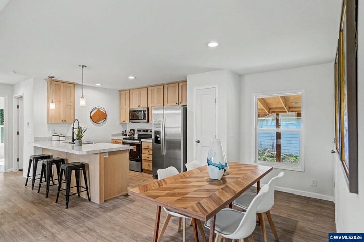 Property Photo:  217 SE Juniper St  OR 97360 