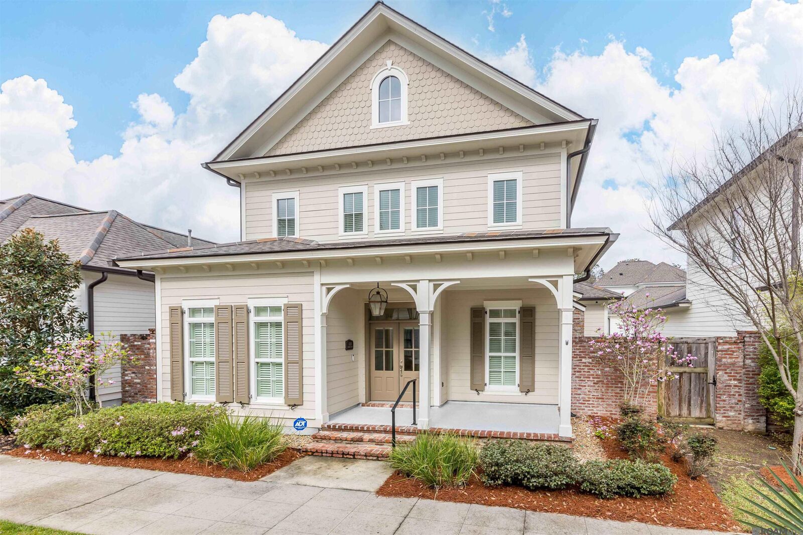 Property Photo: 5118 Cheneau Ln LA 70808