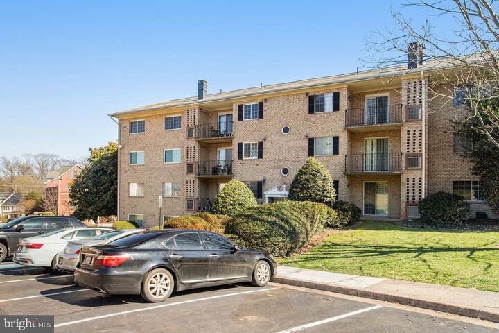 Property Photo: 1521 Colonial Drive 201 VA 22192