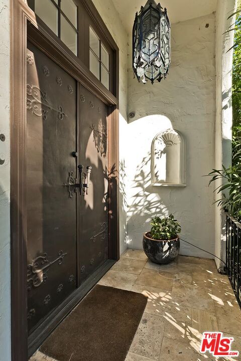 Property Photo:  2806 Nichols Canyon Rd  CA 90046 