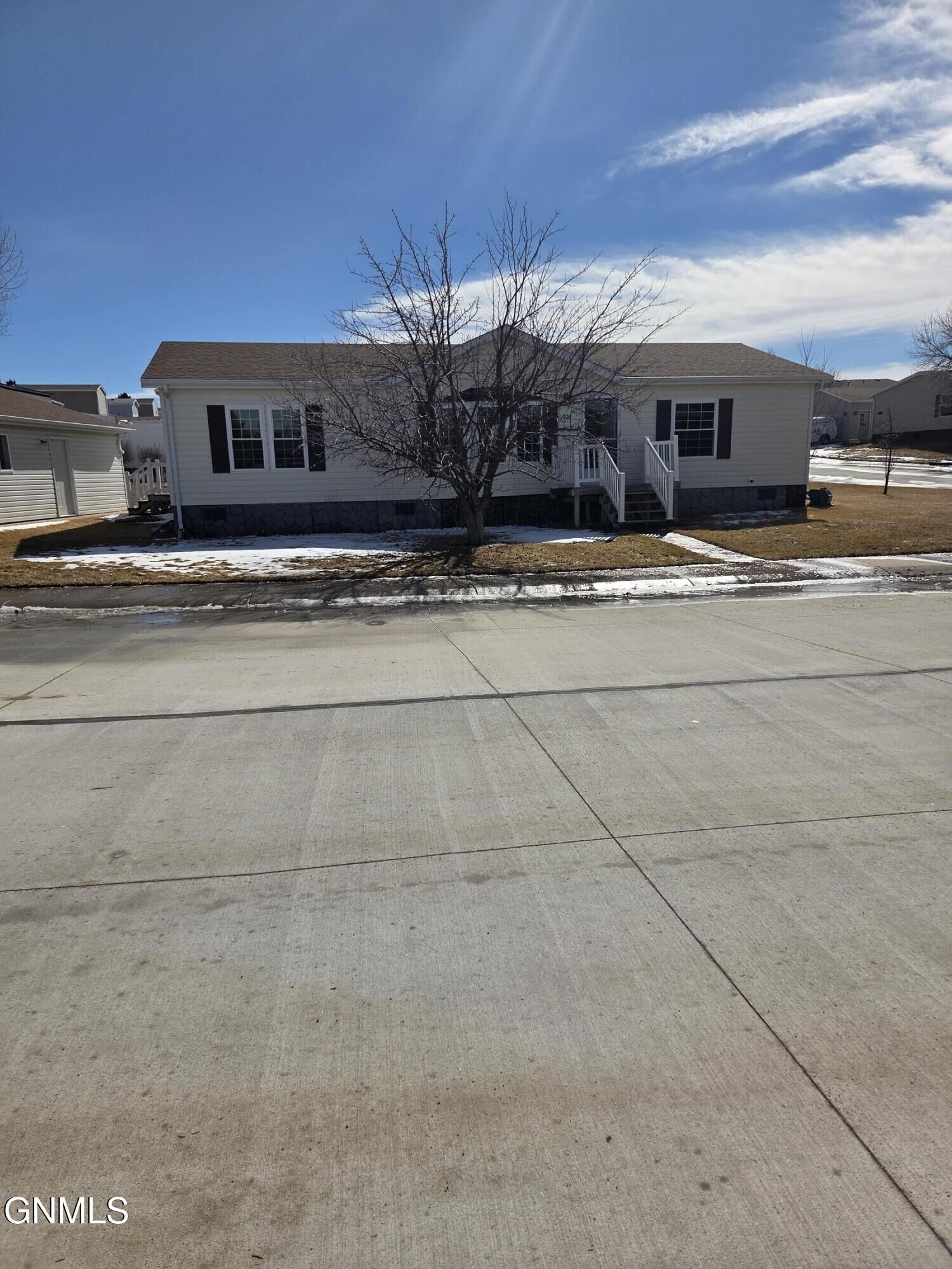 Property Photo:  1703 N Valley Loop  ND 58503 